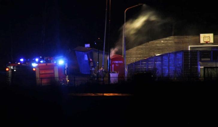 Brannvesenet måtte til slutt demontera Fretex-konteinaren for å sløkka brannen. (Lesarbilde, foto: Even Hjertaas)