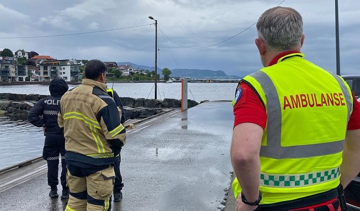 Brannvesenet med redningsdykkarar, lege, ambulanse og politi rykte ut til Os hamn i dag. (Foto: Kjetil Vasby Bruarøy)