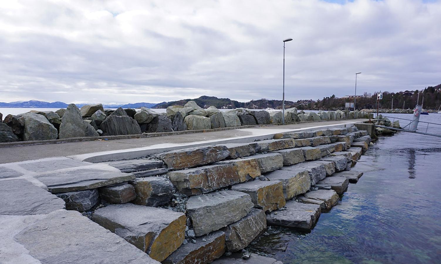 – Seinast i dag kom det ein mann vandrande frå moloen med nyfiska laks