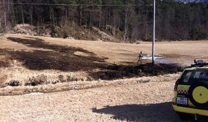 Rundt 100 kvadratmeter blei svidd av på Gåssand i dag. (Foto: Varde Film og Media)