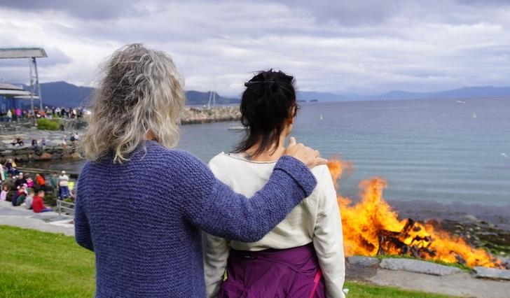 – Dette var kos, seier Leif og Marianne mens dei naut utsikt over bål og stille fjord. (Foto: Susann Haukeland Børnes)