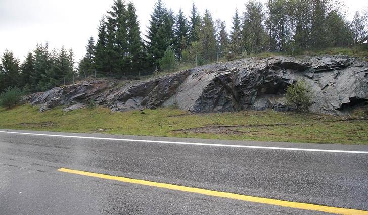 Bilen kom frå Svegatjørn (t.v.), kryssa motsett køyrefelt og hamna i fjellveggen. (Foto: KVB)