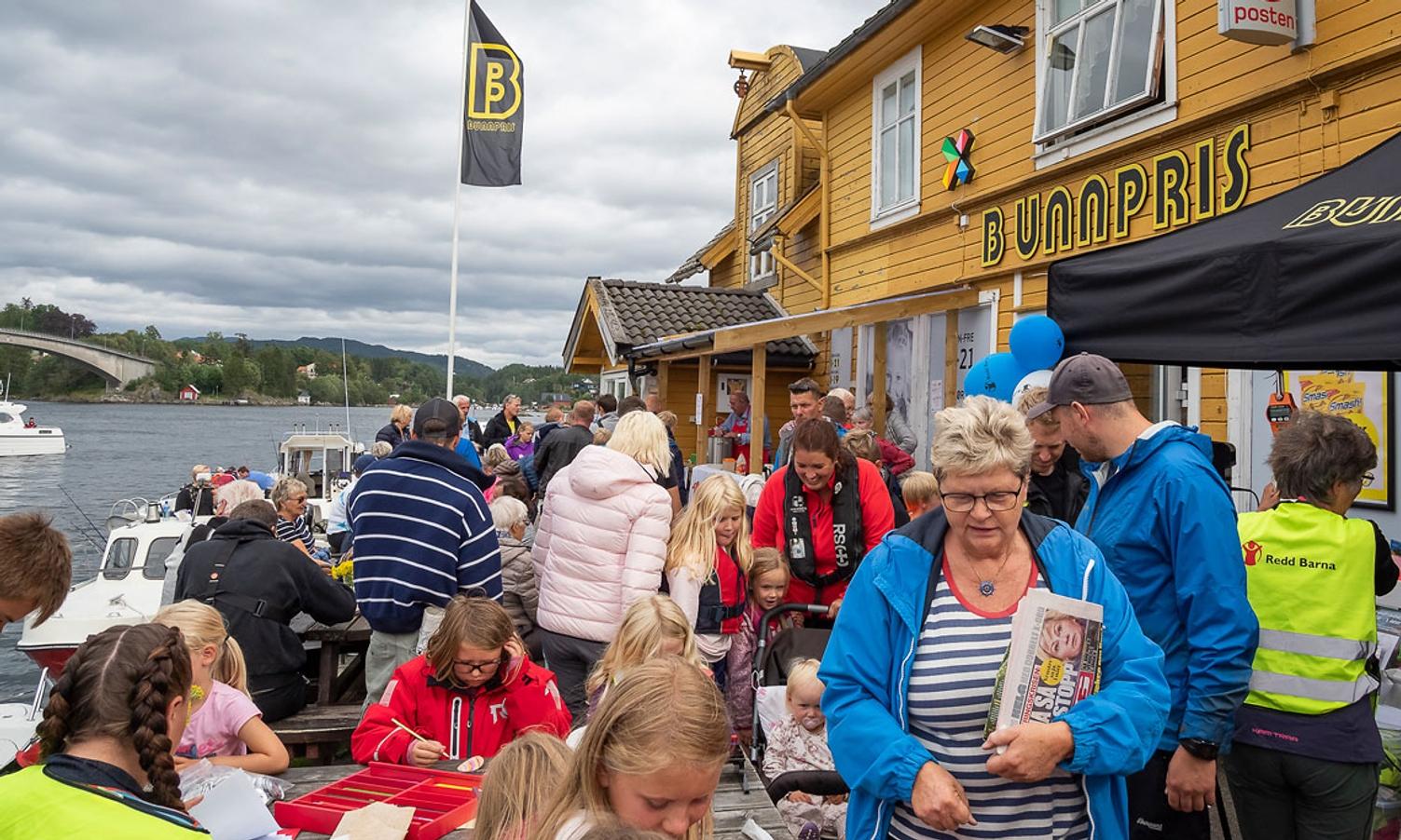 Tett med folk på kaien då det i 2019 var 145 deltakarar. (Foto: Oddmund Lunde/Liv-Randi Lind)