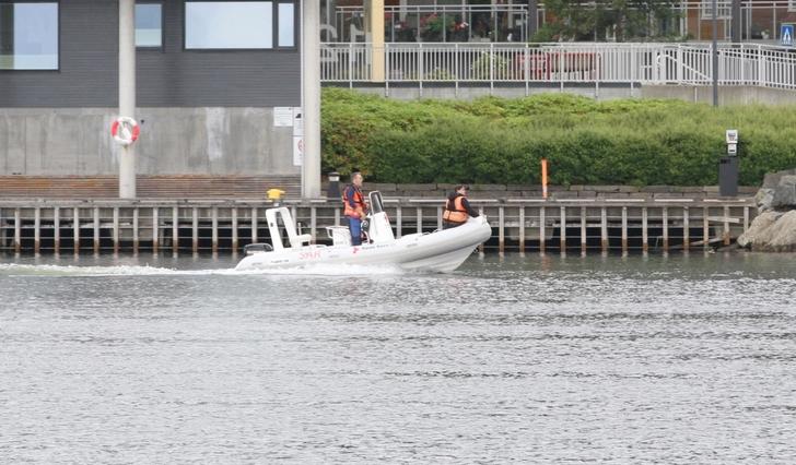 Røde Kors har òg søkt langs land i Os hamn. (Foto: Susann Haukeland Børnes)