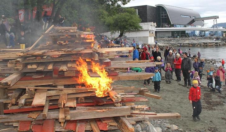 Sidan 2012 har kommunen og Oseana samarbeidd om bål og grilling i Mobergsvikjo. I år er det opp til kvar og éin å laga stemning der dei er - på ein trygg måte. (Foto: Kjetil Vasby Bruarøy)