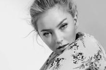 Astrid S speler på Tysnesfest i juli. (Foto: Universal Music)