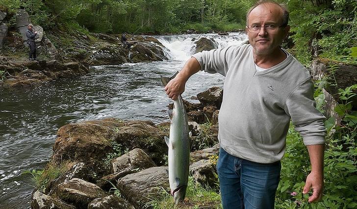 Bård Lyssand tok årets første laks dagen etter opningsnatta. (Foto: Ole Vidar Søviknes, prohd.no)