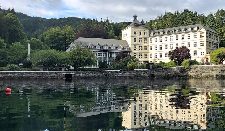 Kysthospitalet i Hagevik sett frå sjøen i august 2021. (Foto: Kjetil Vasby Bruarøy)