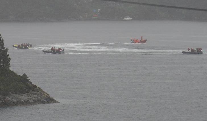 Ekstra mange mindre farkostar, mob-båtar, er i aktivitet. Her i Skeisosen tysdag ettermiddag. (Foto: Kjetil Vasby Bruarøy)
