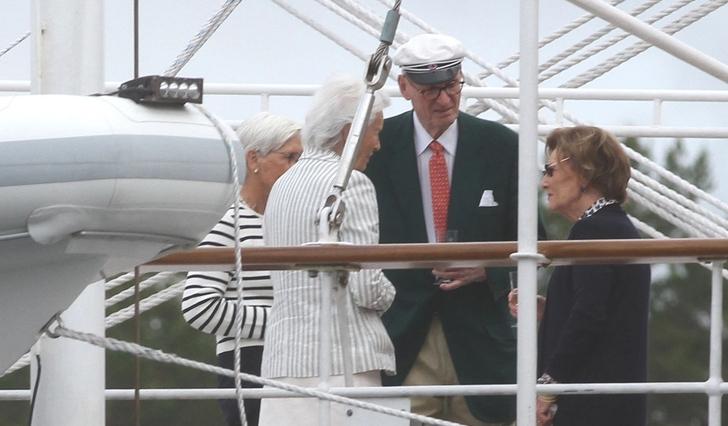 Dronning Sonja (t.h.) på akterdekk med delar av selskapet om bord på KS «Norge». (Foto: Kjetil Vasby Bruarøy)