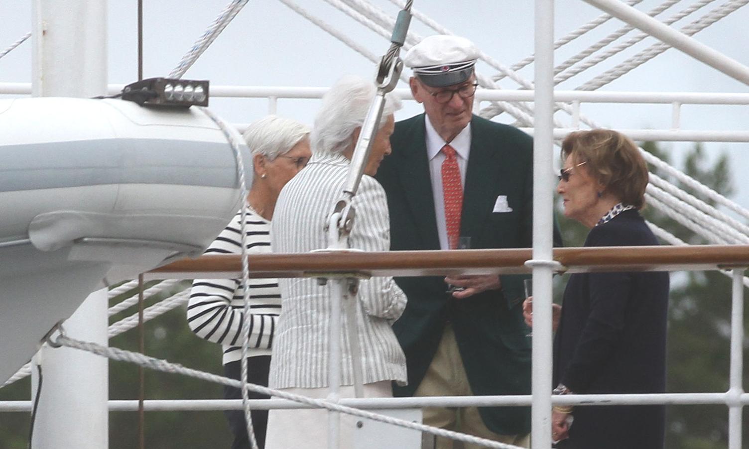 Dronning Sonja segla rundt Lysøen i kveld