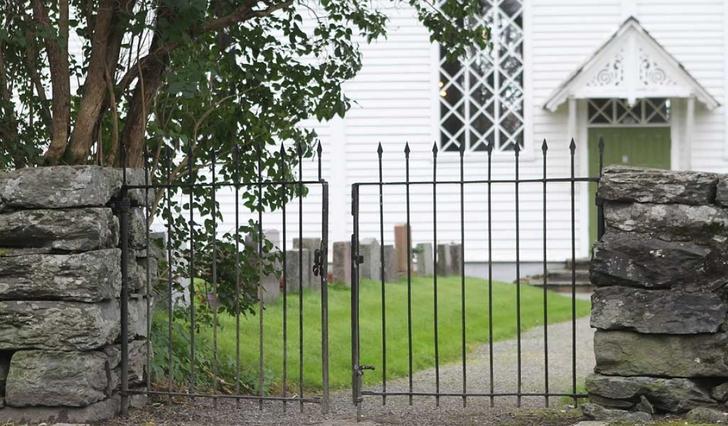 Blottinga skal ha skjedd nær ein av portane inn til gravplassen og Os kyrkje. (Foto: Kjetil Vasby Bruarøy)