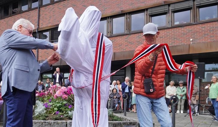 Leif Ragnar Tveit var assistent då Erling avduka statue av seg sjølv på Os i dag. (Foto: Thea Forstrønen Bruarøy)