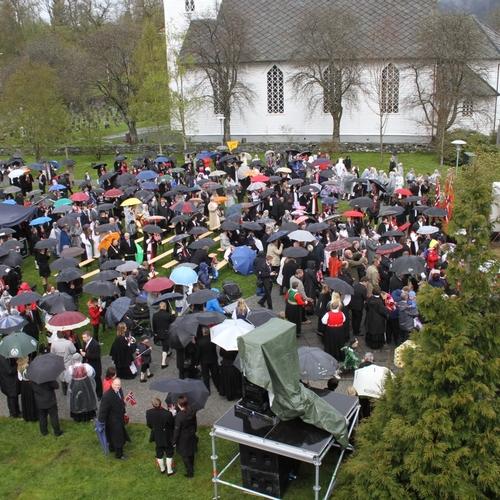 17. mai i Os: I 2012 var Kyrkjeflaten dekka av paraplyar. (Foto: Kjetil Vasby Bruarøy)
