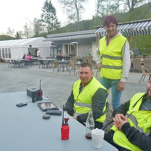 Klokka halv ti var det stille før stormen i Dalen. Jørgen Nilsen (t.v), Runa Solberg (bak) og Kevin Helland venta uansett fleire gjestar. (Foto: KOG)