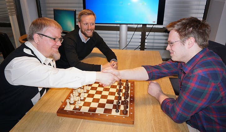Dmytro, Daniel og Kay Even startar Os Sjakklubb og inviterer til første spelekveld om knappe to veker. (Foto: Kjetil Vasby Bruarøy)