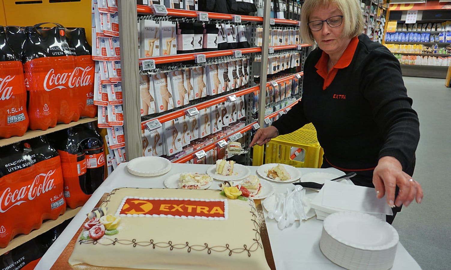 Butikksjef Linda har med seg mamma Kjersti på opningsdagen. (Foto: KVB)