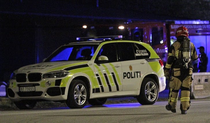 Politi, brannvesen og ambulanse rykte ut til bufellesskapen måndag kveld. (Foto: Kjetil Vasby Bruarøy)