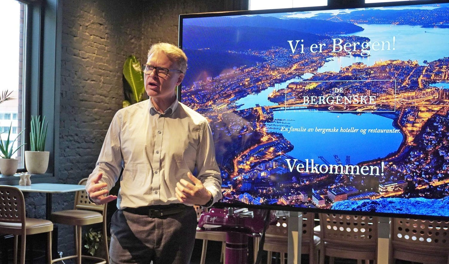 De Bergenske-eigar Kjetil Smørås tok delegasjonen på vandring i Bergen før han la fram planane. (Foto: Susann Haukeland Børnes)
